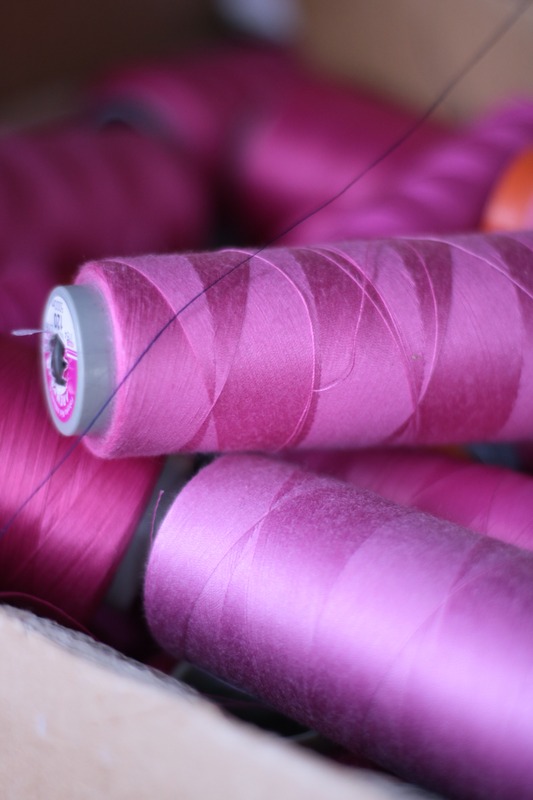 Różowe nici krawieckie