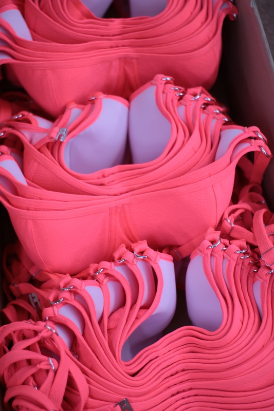 Gotowe miseczki kostiumów kąpielowych